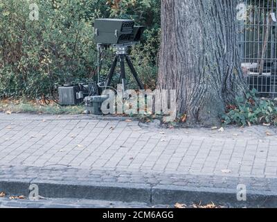 Hinter einem Baum befindet sich eine Radarfalle zur Geschwindigkeitsüberwachung Stockfoto