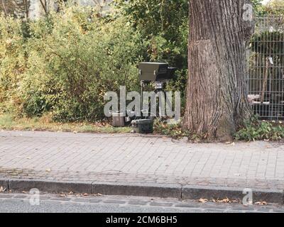 Hinter einem Baum befindet sich eine Radarfalle zur Geschwindigkeitsüberwachung Stockfoto