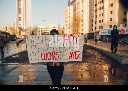 SANTIAGO, CHILE - 11. SEPTEMBER 2020 - EINE junge Frau protestiert mit einem Zeichen, das sagt: "Der Kampf von heute ist auch für die Kämpfe von gestern". Hunderte von Stockfoto