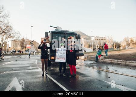 SANTIAGO, CHILE - 11. SEPTEMBER 2020 - Frauen zollen verschwundenen Häftlingen mit einem Schild Tribut, auf dem steht: "Ich stimme der Beendigung des Vermächtnisses Pinochets zu". Hund Stockfoto
