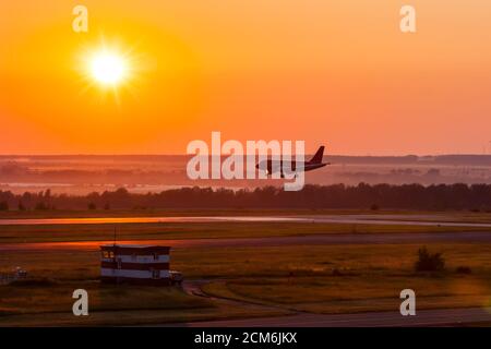Landeflugzeug in der Morgenröte Stockfoto