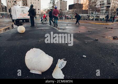 SANTIAGO, CHILE - 11. SEPTEMBER 2020 - Überreste einer Straßenlaterde, die von Demonstranten zerstört wurde. Hunderte von Menschen kamen zum Gedenken an die Plaza Baquedano Stockfoto