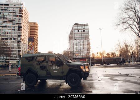 SANTIAGO, CHILE - 11. SEPTEMBER 2020 - gepanzerte Polizeifahrzeuge warnen Demonstranten vor abschreckenden Mitteln, die zur Durchführung des Protests verwendet werden. Hundert Stockfoto