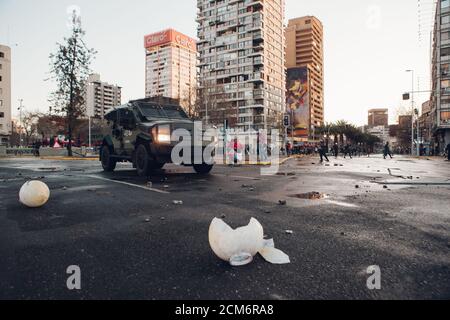 SANTIAGO, CHILE - 11. SEPTEMBER 2020 - gepanzerte Polizeifahrzeuge warnen Demonstranten vor abschreckenden Mitteln, die zur Durchführung des Protests verwendet werden. Hundert Stockfoto