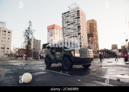 SANTIAGO, CHILE - 11. SEPTEMBER 2020 - gepanzerte Polizeifahrzeuge warnen Demonstranten vor abschreckenden Mitteln, die zur Durchführung des Protests verwendet werden. Hundert Stockfoto