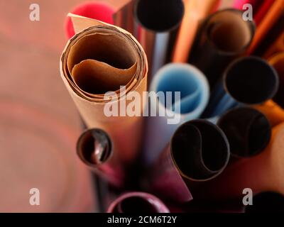 Rollen von verschiedenen bunten luxuriösen Geschenkpapier. Sachen für jeden besonderen Anlass Geschenke, Geschenk, Geburtstag, Weihnachten, Valentinstag, Sweetest Day. Stockfoto