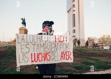 SANTIAGO, CHILE - 11. SEPTEMBER 2020 - EINE junge Frau protestiert mit einem Zeichen, das sagt: "Der Kampf von heute ist auch für die Kämpfe von gestern". Hunderte von Stockfoto