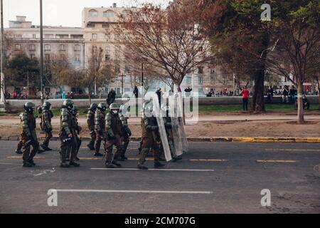 SANTIAGO, CHILE - 11. SEPTEMBER 2020 - die Polizei von Riot unterdrücktdie Demonstranten. Hunderte von Menschen kamen zur Plaza Baquedano, um an das 47. Jubiläum zu erinnern Stockfoto