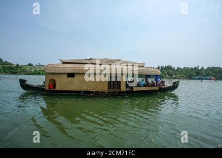 Die Backwater-Regionen von Kerala sind eines der beliebtesten touristischen Destinationen in der Welt. hausboot-Kreuzfahrten sind ein einmaliges Erlebnis Stockfoto