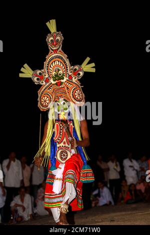 Padayani, auch Padeni genannt, ist ein traditioneller Volkstanz und eine rituelle Kunst aus dem zentralen Teil des indischen Staates Kerala. Stockfoto