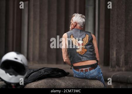 05-06-2020 Riga, Latvia Motorradfahrer in Lederjacke stehend Stockfoto