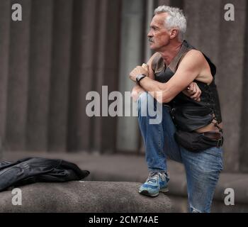 05-06-2020 Riga, Latvia Motorradfahrer in Lederjacke stehend Stockfoto