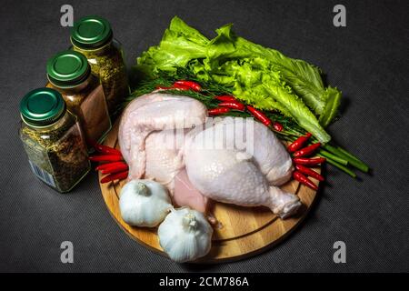 Ein halbes rohes Huhn serviert Gemüse, Gläser von Gewürzen, horizontal Stockfoto