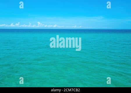 Schöner Strand mit Palmen und launischen Himmel. Wolken mit blauem Himmel über dem ruhigen Meeresstrand auf der tropischen Malediven-Insel. Stockfoto