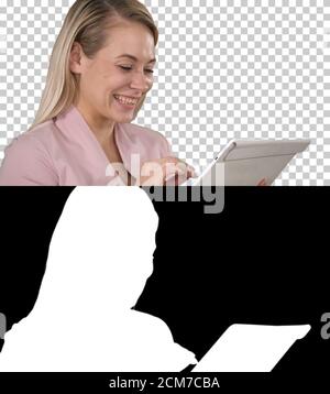 Lächelnd Geschäftsfrau mit einem Tablet-PC, Alphakanal Stockfoto