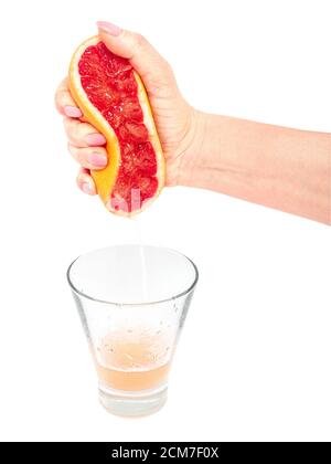 Nahaufnahme beschnittenes Foto von Frau in den Händen halten die Hälfte der frischen reifen Grapefruit, Glas Tasse. Menschen lebhafter Lebensstil entspannen Urlaubskonzept. Stockfoto