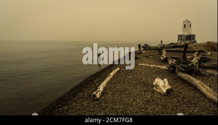 Fischer in Puget Sound in der Nähe von Bown's Point Leuchtturm in der Waldbrand Dunst Stockfoto