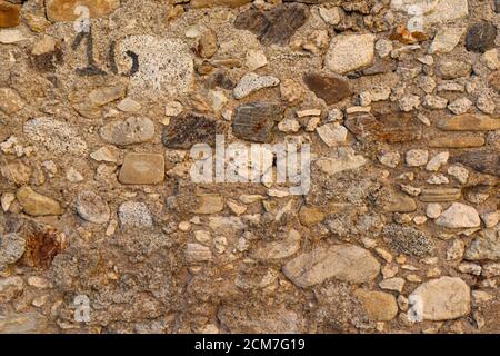 Alte Wandstruktur aus Steinen, Ziegel und Beton Stockfoto