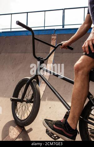 Nahaufnahme der Beine auf bmx Fahrrad für Tricks, Teenager Fahrten Stockfoto