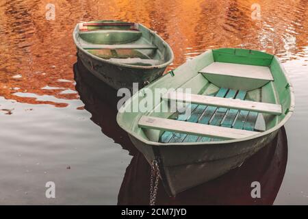 Zwei kleine Ruderboote sind an der Küste einer Still verankert see Stockfoto