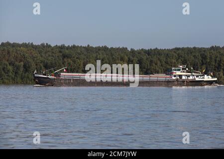 Frachtschiff fährt am Sommertag auf die Donau Stockfoto