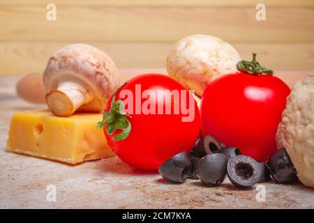 Hausgemachte Pizza Zutaten Tomaten, Champignons, Käse, Oliven und Teig, close up Stockfoto