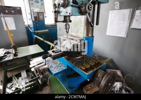 Eine alte Drehmaschine in der Werkstatt. Stockfoto