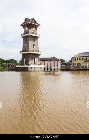 Die malerische Dataran Tanjung Chali mit seinem imposanten Turm als Vom Park auf der anderen Flussseite aus gesehen Stockfoto