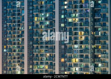 Hohe Wohnhäuser in China bei Nacht Stockfoto