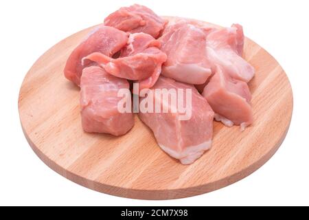 Rohes Schweinefleisch in Scheiben geschnitten auf Holzbrett auf weißem Hintergrund. Haufen Stücke rohes Schweinefleisch Stockfoto