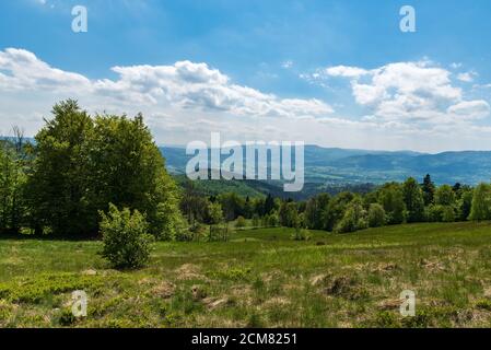 Schöne Aussicht von der Wiese unten Hügel Filipka Gipfel in Slezske Beskiden Berge in Tschechien im Frühling Tag mit blau Himmel und Wolken Stockfoto