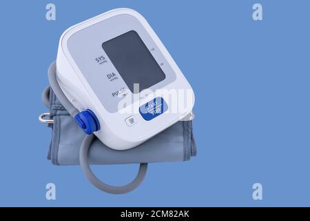 Medizinischer elektronischer Tonometer. Blutdruck-Monitor auf blauem medizinischen Hintergrund. Medizinisches Konzept. Leerzeichen für Text. Stockfoto