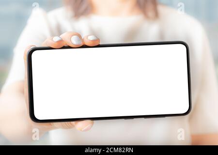 Frauen halten und zeigen Smartphones Vorderansicht, Frauen Hand zeigen das Handy auf dem weißen Bildschirm, mockup Stockfoto