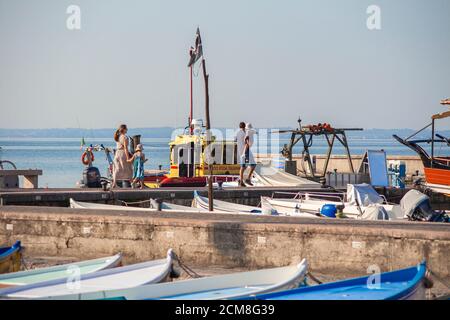 Blick auf den Hafen von Bardolino am Gardasee in Italien 6 Stockfoto