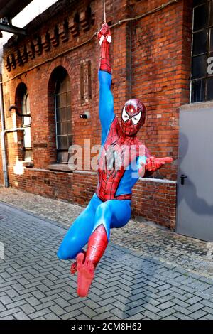 GEEK ART - Bodypainting und Transforming: Spider-man Fotoshooting mit Patrick Kiel am 15. September 2020 im Hefehof in Hameln - EIN Projekt des Fotografen Tschiponnique Skupin und des Bodypainters Enrico Lein Stockfoto