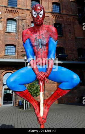 GEEK ART - Bodypainting und Transforming: Spider-man Fotoshooting mit Patrick Kiel am 15. September 2020 im Hefehof in Hameln - EIN Projekt des Fotografen Tschiponnique Skupin und des Bodypainters Enrico Lein Stockfoto