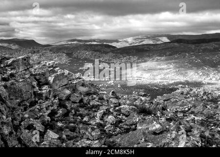 Die Felsbrocken verstreuten Täler der Cederberg Mountains, Südafrika, einfarbig, von den Stadsaal Caves aus gesehen Stockfoto