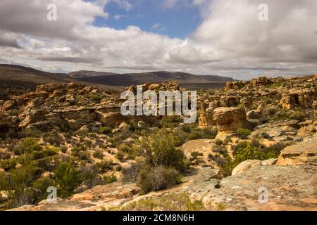 Die Felsbrocken verstreuten Täler der Cederberg Mountains, Südafrika, von den Stadsaal Caves aus gesehen Stockfoto