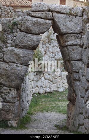 Arpino, Italien - 16. September 2020: Der runde Bogen am Eingang der antiken Stadt auf der Akropolis von Arpino Stockfoto