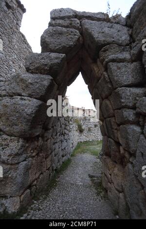 Arpino, Italien - 16. September 2020: Der runde Bogen am Eingang der antiken Stadt auf der Akropolis von Arpino Stockfoto