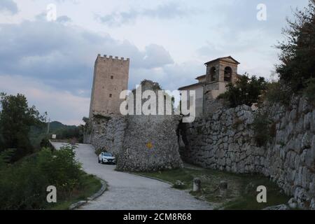 Arpino, Italien - 16. September 2020: Der runde Bogen am Eingang der antiken Stadt auf der Akropolis von Arpino Stockfoto