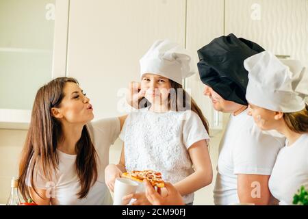 Glückliche Familie Essen Pizza Scheiben für das Abendessen Stockfoto
