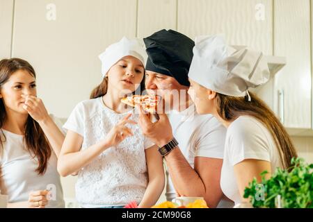 Familie zu Hause In Küche Pizza gemeinsam machen Stockfoto