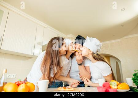 Familie zu Hause In Küche Pizza gemeinsam machen Stockfoto