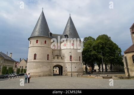 Beauvais Frankreich - 10 August 2020 -befestigte Tor zu ehemaligen bischofspalast in Beauvais Frankreich Stockfoto