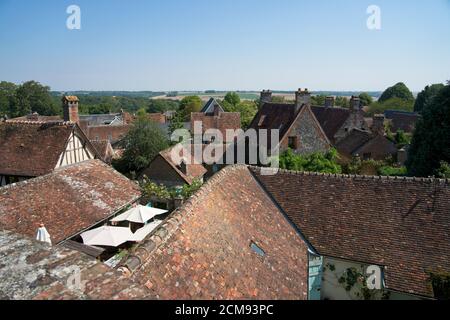 Gerberoy Frankreich - 11. August 2020 -Dächer in Frankreich am meisten Schönes Dorf Gerberoy Stockfoto