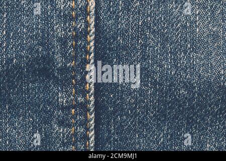 Dunkelblau verblasste jean-Textur, Shabby Denim Muster mit Naht, Stoffoberfläche mit Naht, alte abstrakte textile Hintergründe Stockfoto