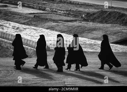 Isfahan,Iran - Februar 13,2008 :Frauen im Iran müssen die Burka tragen.im Iran, Frauen in der Regel Kleider in schwarz.Iran Frauen müssen Burka Touristen tragen Stockfoto