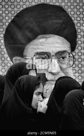 Teheran, Iran - Februar 11,2008 : Fotomanen stehen vor Ali Khamenei. Ali Khamenei, der religiöse Führer der Islamischen Republik Iran. Stockfoto