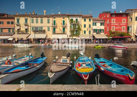 Farbige Boote, die in Lazise am Gardasee festgemacht sind Stockfoto